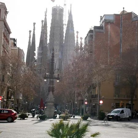 Gaudi-sant Pau דירה *